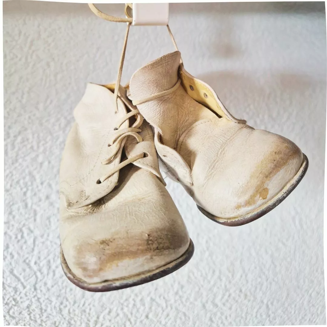 Gersende-Gollier-sur-les-traces-invisibles-de-l-enfance Petites chaussures d’enfant anciennes, évocation des traces invisibles de l’enfance.